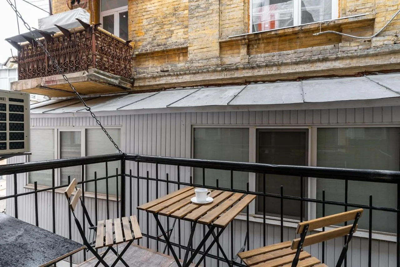 Kiev Loft Style Studios On 1 Malopidvalna contacts